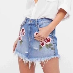 Free People Wild Rose Embroidered Denim Jean Mini Skirt Sz 25 Blue Distressed